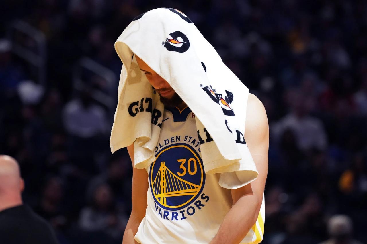 净效率-2.3,每场自挖一坑,科尔视而不见!勇士首发变阵已有答案